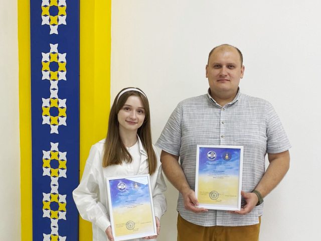 Переможниця конкурсу Анастасія Чорній та її науковий керівник